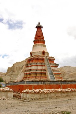 Sutlej Vadisi 'nin arka planında Tholing Manastırı yakınlarındaki Stupa