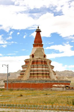 Sutlej Vadisi 'nin arka planında Tholing Manastırı yakınlarındaki Stupa
