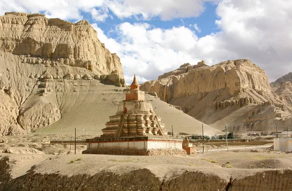 Stupa Der Nähe Des Klosters Tholing Hintergrund Der Sandlandschaft Des lizenzfreie Stockfotos