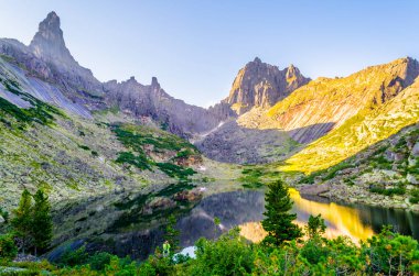 Ismarlayarak dağ ruhları Gölü çevresinde sirk için. Ergaki dağlar. Orada fotoğraf için görünümü alır kişidir. Parlak renkler.