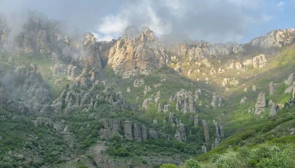 Demerdji dağının kaya oluşumları, Kırım, Rusya. Hayaletler Vadisi 'nin manzarası. Baharda Kırım 'ın bulutlu manzaralı güzel güneşli havası. Güney Kırım 'ın Doğası Sahnesi.