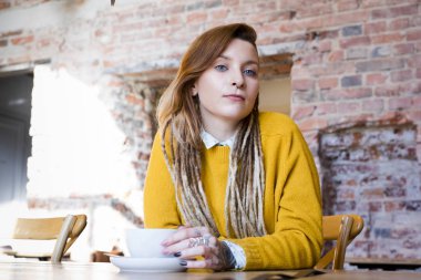 Kadın freelancer bir kafede dinlendirici.