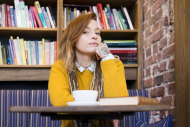 Güzel genç hipster serbest meslek sahibi bir kafede dinlendirici.