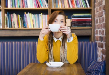 Bir kahve içmek güzel genç hipster serbest meslek