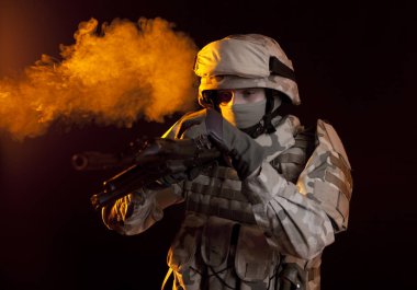 Ateşte askeri asker portresi, kamuflaj kaskı, koruyucu gözlük ve askeri atkı siyah arka planda yakın çekim görünümü. 