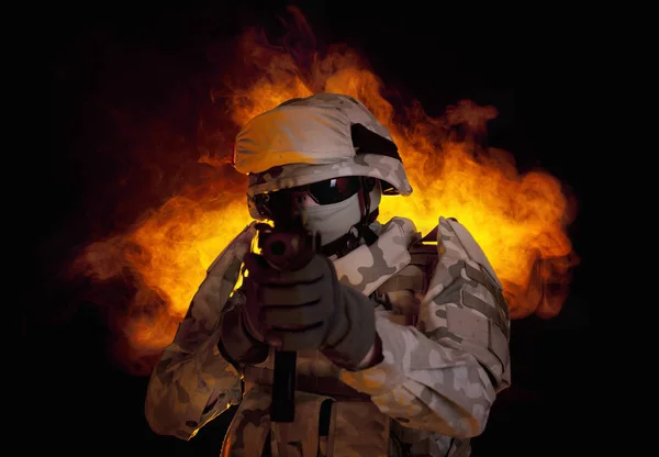 Yangından Kaçan Özel Kuvvetler Asker — Stok fotoğraf