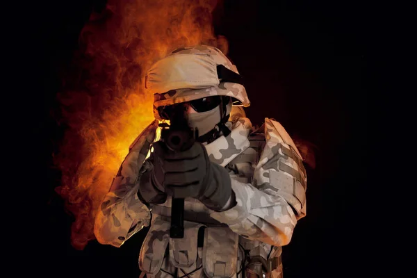 Soldat Der Spezialeinheit Entkommt Dem Feuer — Stockfoto