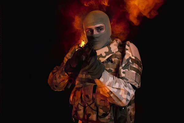Ateşte Askeri Asker Portresi Kamuflaj Kaskı Koruyucu Gözlük Askeri Atkı — Stok fotoğraf