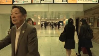 Tokyo, Japonya - CIRCA Mayıs 2016: Yolcular Tokyo ana tren istasyonunda acele ediyorlar 