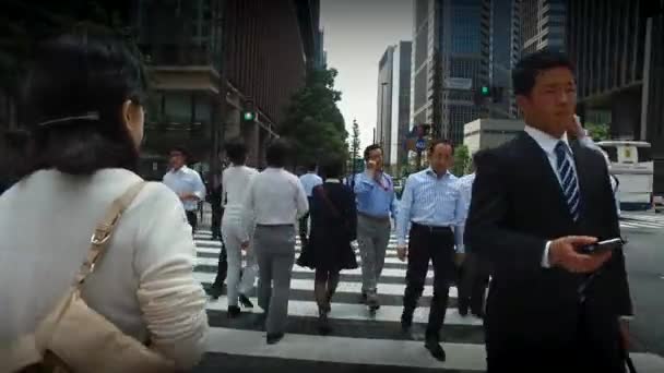 Tokyo Japan Cirka Mei 2016 Crowds Passeren Hieronder Kleurrijke Borden — Stockvideo