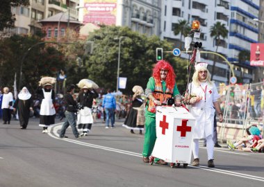 Santa Cruz De Tenerife, Kanarya Adaları - Şubat 2018 yaklaşık: karnaval grupları ve kostümlü karakterler, geçit töreni şehrin sokaklarında