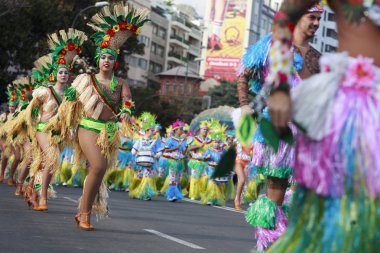 Santa Cruz De Tenerife, Kanarya Adaları - Şubat 2018 yaklaşık: karnaval grupları ve kostümlü karakterler, geçit töreni şehrin sokaklarında
