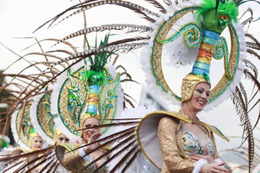 Santa Cruz De Tenerife, Kanarya Adaları - Şubat 2018 yaklaşık: karnaval grupları ve kostümlü karakterler, geçit töreni şehrin sokaklarında