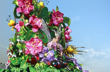 Santa Cruz De Tenerife, Kanarya Adaları - Şubat 2018 yaklaşık: karnaval grupları ve kostümlü karakterler, geçit töreni şehrin sokaklarında