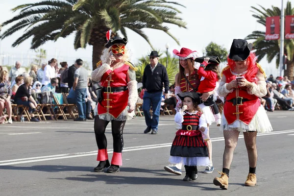 サンタ クルス テネリフェ島 カナリア諸島 2018年 月年頃 都市の通りを通ってパレード カーニバル グループと衣装を着た文字 — ストック写真