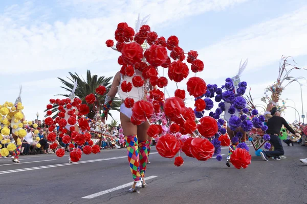 サンタ クルス テネリフェ島 カナリア諸島 2018年 月年頃 都市の通りを通ってパレード カーニバル グループと衣装を着た文字 — ストック写真