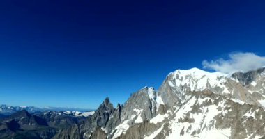 Botanik bahçesi SAUSSUREA 'dan Mount Blanc' a. Dünya çapında dağlık alanlardan zengin çeşitlilikte inanılmaz, nadir ve güzel alp bitkileri sunar..