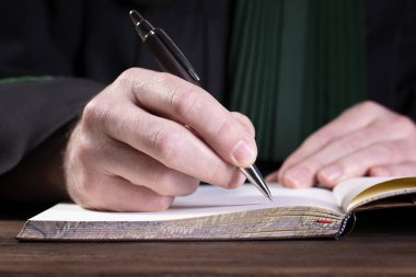 Yargıç suç cezasını imzalıyor