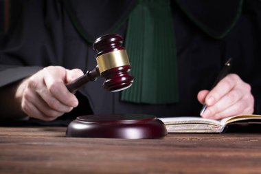 yargıç tokalan ve telaffuz son karar vurur