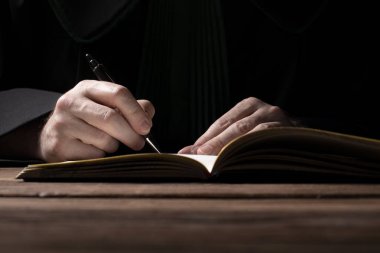 bir kanun adamı huzurunda imzalanan iş veya yasal anlaşma