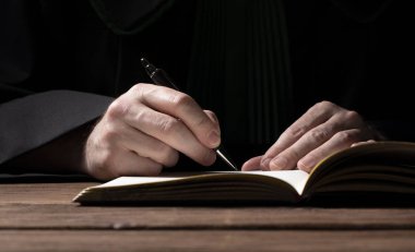 Yargıç suç cezasını imzalıyor