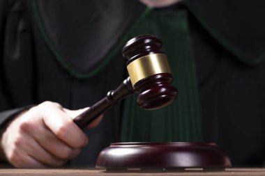 yargıç tokalan ve telaffuz son karar vurur