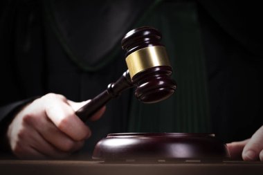 yargıç tokalan ve telaffuz son karar vurur