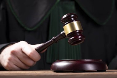 yargıç tokalan ve telaffuz son karar vurur