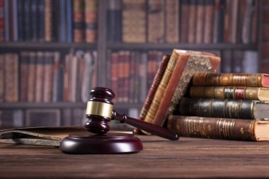hukuk bürosu, hukuk kitapları ve ahşap hakimin tokmak Hukuk kavramı