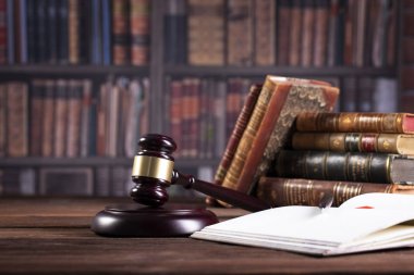 hukuk bürosu, hukuk kitapları ve ahşap hakimin tokmak Hukuk kavramı