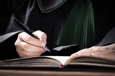 bir kanun adamı huzurunda imzalanan iş veya yasal anlaşma