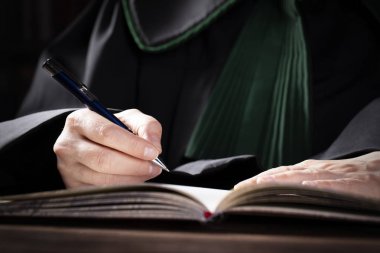bir kanun adamı huzurunda imzalanan iş veya yasal anlaşma