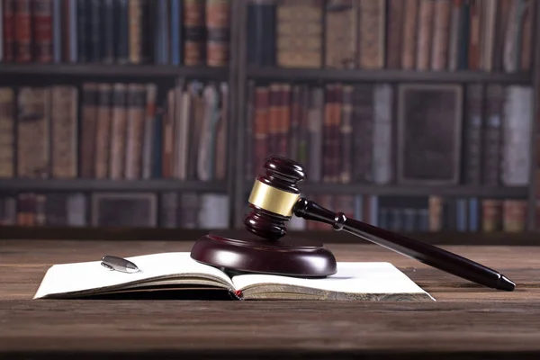 Дерев Яні Судді Дали Юридичні Книги Трактуванням Законів Правових Питань — стокове фото