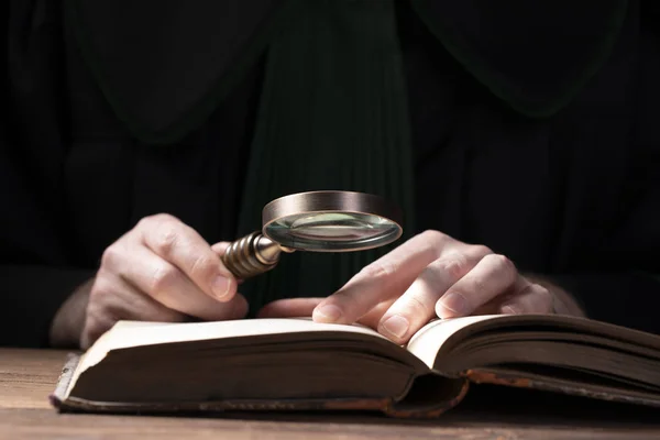 Straffrättsliga Eller Skattemässiga Utrednings Konceptet Hand Med Detektiv Förstoringsglas — Stockfoto