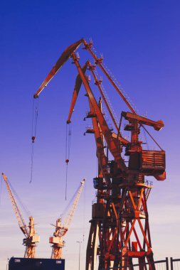 Mavi gökyüzü üzerinde mobil liman vinçler. Taşıma ve teknoloji konsepti