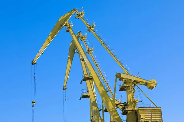 Grúas Portuarias Móviles Sobre Cielo Azul Concepto Transporte Tecnología —  Fotos de Stock