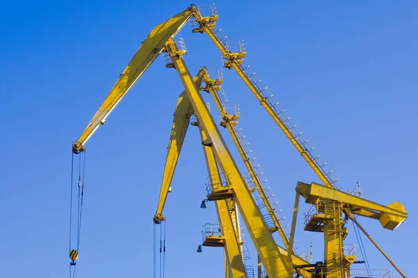 Mobila Hamn Kranar Över Blå Himmel Transport Och Teknik Koncept — Stockfoto