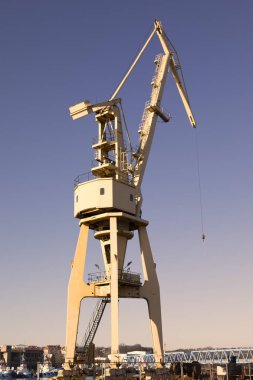 Mavi gökyüzü üzerinde mobil liman vinçler. Taşıma ve teknoloji konsepti