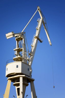 Mavi gökyüzü üzerinde mobil liman vinçler. Taşıma ve teknoloji konsepti