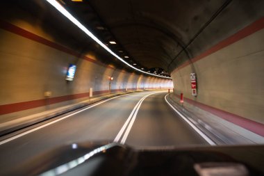 İtalya, Garda Gölü 'ndeki tünel, tünelden geçen araba.