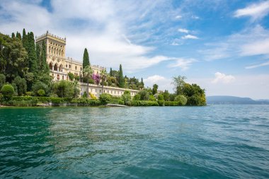 Isola des garda, Ada, Garda Gölü, İtalya, yaz mevsimi mavi su ve bulutlu gökyüzü