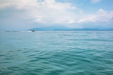 Mavi sularda sürat teknesi olan deniz manzaralı Garda Gölü, İtalya