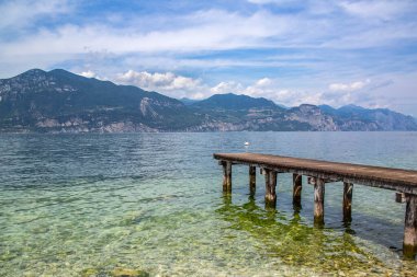 Lazise 'deki plaj, Garda Gölü, İtalya, köprü, mavi karınca turkuvaz suyu, dağlar.