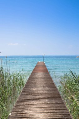 Lazise 'deki plaj, Garda Gölü, İtalya, köprü, mavi karınca turkuvaz suyu, ve sazlık.