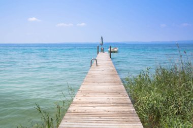 Lazise 'deki plaj, Garda Gölü, İtalya, köprü, mavi karınca turkuvaz suyu, ve sazlık.