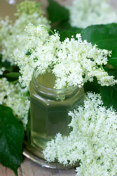 Jarabe Casero Flores Saúco Frasco Vidrio Ramas Saúco Una Mesa —  Fotos de Stock