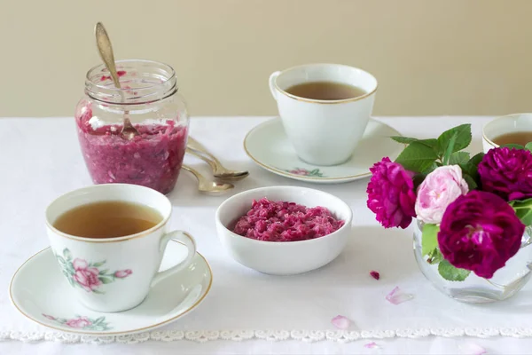 Marmelade Aus Den Blütenblättern Der Damaskusrose Eine Tasse Grünen Tee — Stockfoto