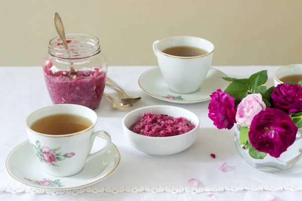 Mermelada Los Pétalos Rosa Damasco Una Taza Verde Jarrón Rosas — Foto de Stock