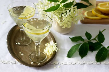 Limon ve elderflower soğuk bir içecek gözlük metal bir tepsi üzerinde şurubu. Rustik tarzı, seçici odak.