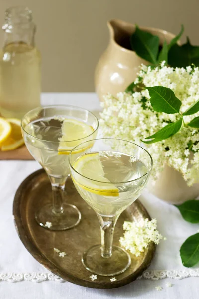 Limon ve elderflower soğuk bir içecek gözlük metal bir tepsi üzerinde şurubu. Rustik tarzı, seçici odak.